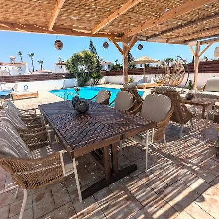 Casa vacanze Kalmaro Bungalow, Huge Pool, Lazy Spa, Table