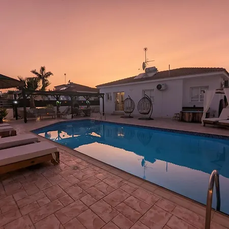 Casa vacanze Kalmaro Bungalow, Huge Pool, Lazy Spa, Table *