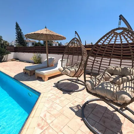 Kalmaro Bungalow, Huge Pool, Lazy Spa, Table