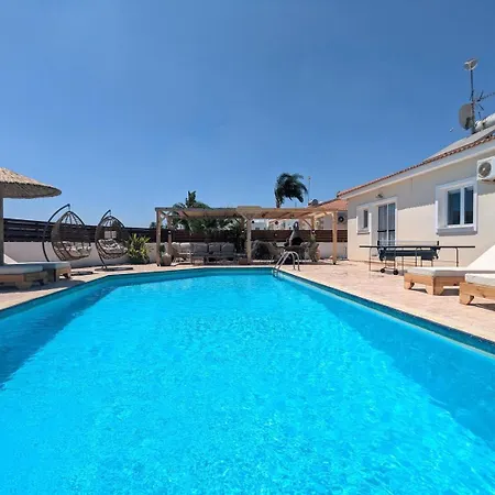 Dom wakacyjny Kalmaro Bungalow, Huge Pool, Lazy Spa, Table *