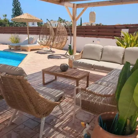 Kalmaro Bungalow, Huge Pool, Lazy Spa, Table Dom wakacyjny Ajia Napa