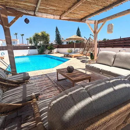Kalmaro Bungalow, Huge Pool, Lazy Spa, Table *