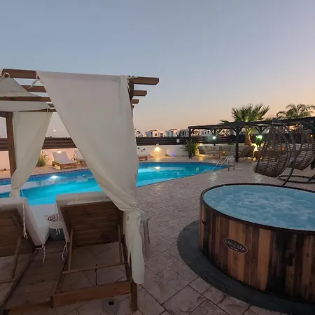Kalmaro Bungalow, Huge Pool, Lazy Spa, Table Hébergement de vacances Ayía Nápa